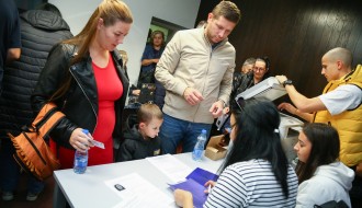 Prikupljanje potpisa podrške za decembarske izbore u sedištu GrO SNS Subotica