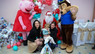 Podela novogodišnjih paketića u organizaciji "Naše malo je nekome sve"