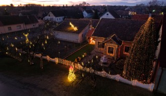 Praznična dekorativna rasveta na porodičnoj kući u Donjem Tavankutu