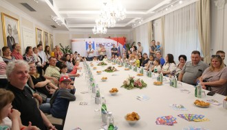 Roditeljski sastanak oko informisanja o upisu prvaka u odeljenja na hrvatskom jeziku