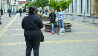 Mlada Nevena Brčić i drugarica u akciji prikupljanju pomoći sa sugrađanku