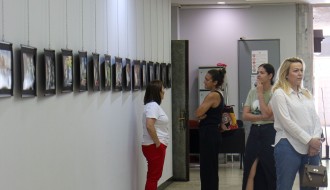 Izložba fotografija Damira Vujkovićа napravljenih tokom prošlogodišnjeg Festivala evropskog filma na Paliću