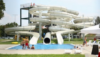 Premijerka APV Gojković, predsednik Skupštine APV Juhas i gradonačelnik Subotice Bakić u obilasku akva parka