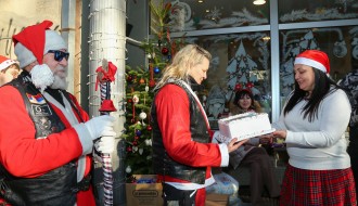 Bajkeri sa novogodišnjim paketićima za decu iz kluba "Zvuci srca"