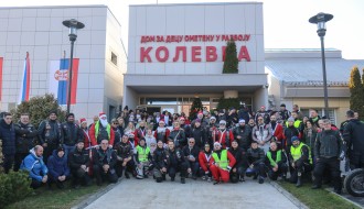 Bajkeri sa novogodišnjim paketićima za decu iz "Kolevke"