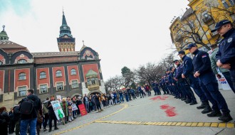 Između dve grupe isprečila se policija. Bilo je i ostalo mirno.