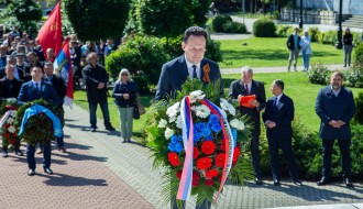 Polaganje venaca na Spomenik žrtvama fašizma