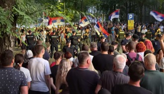 Protest ispred stranačkih prostorija SNS-a, kod Stadiona malih sportova