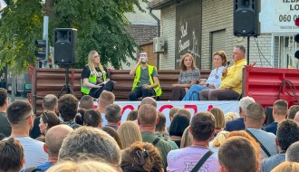 Protest-tribina "Ja još uvek držim čas"