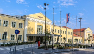 Železnička stanica i peroni