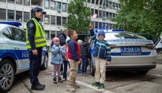 Prikaz tehničko-taktičke policijske opreme i službenih vozila deci predškoskih ustanova
