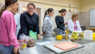 Evropski dan pravilne ishrane i kuvanja sa decom obeležen akcijom „Mladi kuvaju”