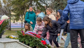 Polaganje venaca na spomenik "Balada vešanih"