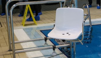 Hidraulična stolica za osobe sa invaliditetom u bazenu SRC "Prozivka"