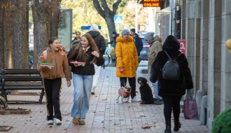 Sunce, oštar zimski vazduh i saobraćajne gužve na ispraćaju stare godine...