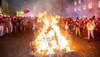 Obeležavanje Badnjeg dana - paljenje badnjaka na Trgu