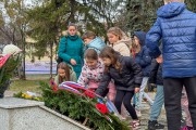 Polaganje venaca na spomenik "Balada vešanih"